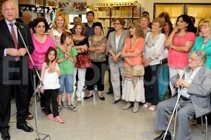 Sec. Com. Soc. Prov. Bonfatti dando su discurso durante la visita a la Biblioteca.