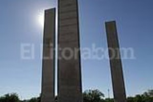 Mauricio Garín Hitos de la democracia republicana sobre el terreno agreste del borde fluvial.