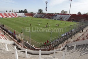 ELLITORAL_74588 |  Pablo Aguirre Tribunas vacías. Así se vio esta mañana el 15 de Abril en momentos en el que se jugaba el partido. Que la próxima vez que se vean las caras sea con hinchas y en paz, como debiera ser.