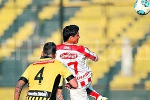ELLITORAL_79325 |  Matías Nápoli Con dolor y deseos. Sebastián Palacios en acción ante Almirante Brown. Recibió la noticia de la muerte de su abuelo, viajó a Tucumán para estar en el velorio, pero vuelve mañana y quiere jugar el domingo.