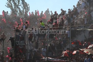 Mauricio Garín En Unión. Varios hinchas de Colón subidos en alambrado perimetral del 15 de Abril, poniendo en riesgo la continuidad del partido que, gracias a Néstor Pitana, terminó empatado 2 a 2.