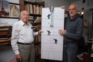 Amancio Alem. Novedoso. El Ing. Armando Descalzi y su hijo Omar muestran una maqueta del sistema que desarrollaron, que resultó premiado este año en la Feria de las Colonias (Fecol), que se realiza en Esperanza.