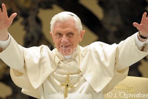 ELLITORAL_68556 |  DyN Benedicto XVI, se dirige al pueblo católico con un gesto corporal que lo caracteriza. En poco tiempo, desaparecerá de las tribunas de la Iglesia para retirarse a un monasterio de clausura.