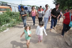 ELLITORAL_67044 |  Guillermo Di Salvatore Ahora el asentamiento se corrió unos 100 metros y se sumaron 50 familias a las 20 que ayer decidieron tomar estas tierras.