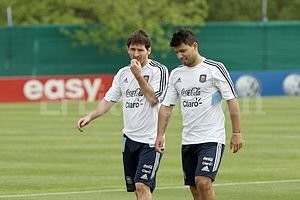 EFE Messi y Agüero aprovecharon para charlar en un momento de la práctica.