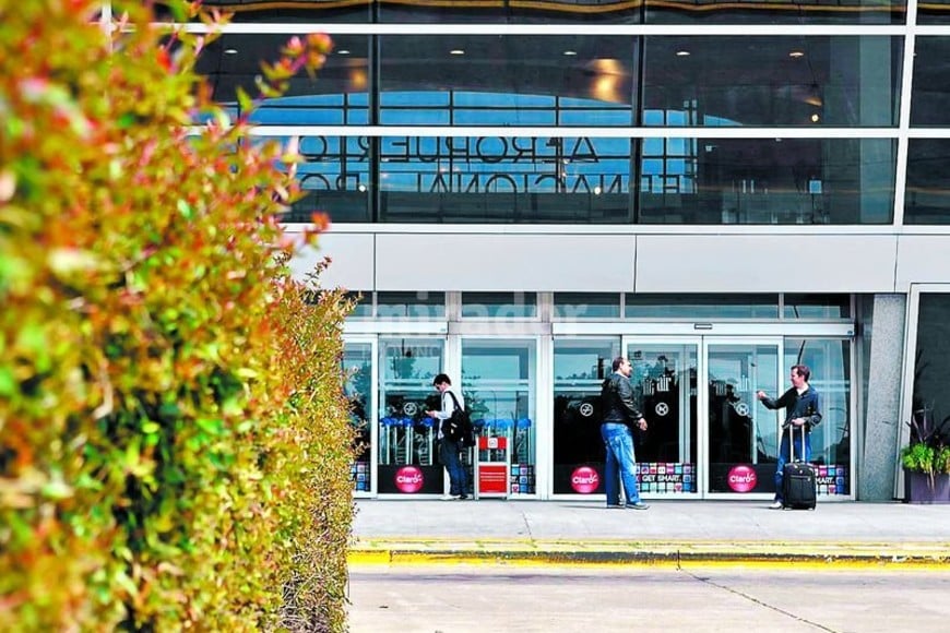 ELLITORAL_66264 |  Ana Petrelli Por aire. El Aeropuerto Internacional de Rosario en Fisherton, tendrá una constante actividad durante la temporada de verano por la cantidad de vuelos a las playas extranjeras.