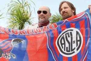 ELLITORAL_94738 |  agencia EFE. Cuervo a morir. Con la bandera de San Lorenzo campeón en pleno Cannes.