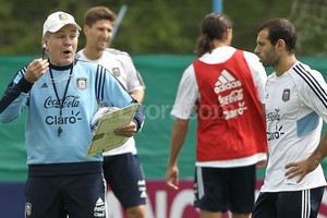 EFE Lo mejor de Lo mejor. El DT de Argentina arma un equipo ofensivo para el partido contra Uruguay. En la cancha, deberá multiplicar su presencia en el mediocampo Mascherano, para marcar y hacer los relevos.