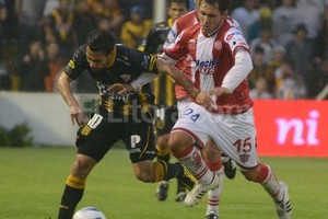 ELLITORAL_66592 | Archivo Encara Martín Rolle en el Carminatti de Bahía Blanca y lo corre Nicolás Bruna, hoy volante indispensable en el mediocampo tatengue para el 2013. El habilidoso 10 fue ofrecido y ahora es Facundo Sava el que debe resolver si es lo que está buscando.