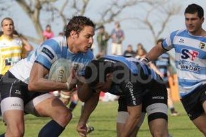 Luis Cetraro Fosco, a punto de desprenderse del intento defensivo adversario, en un partido ante Universitario de Rosario.