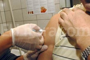 ELLITORAL_75018 | Archivo El Litoral Deben vacunarse los trabajadores de la salud, embarazadas y mamás de bebés menores de seis meses. También los niños de seis a 24 meses y los mayores de 65 años.