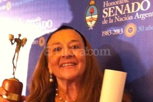 El Litoral. Silvana muestra feliz la estatuilla con que fue galardonada.