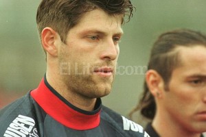 Archivo El Litoral El dueño del arco. Desde 1994, cuando llegó desde Newell?s con la camada rosarina del Chino Aquino y Castagno Suárez ?venía del Deportivo Español?, Leonardo Nicolás Díaz se hizo costumbre bajo los caños en el arco de Colón. Ascendió y dejó un lindo recuerdo. Ahora, vuelve al Centenario para entrenar a los arqueros del plantel sabalero.