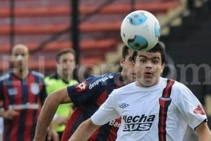 ELLITORAL_81172 |  Mauricio Garín Con Ramírez expulsado ?le dieron dos fechas? y con Gandín buscando ritmo de partidos, todas las fichas del gol van a parar a la figura de Curuchet en el ataque sabalero. El punterito de las inferiores es la carta más importante de los tres de arriba.