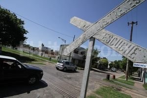 Pablo Aguirre En diferentes voces, una necesidd se repite: que se abran más calles de uno a otro lado de la vía para facilitar la transitabilidad del barrio.