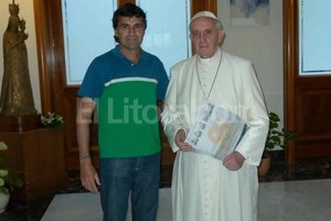 ELLITORAL_78030 |  Enrique Cruz (Enviado Especial) Enrique Cruz (h) junto al papa Francisco, esta mañana en el Vaticano.