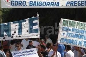 Mauricio Garín La movilización fue acompañada por algunos vecinos de las ciudades de los intendentes convocantes, quienes desplegaron pancartas con su lugar de origen y el planteo de seguridad.