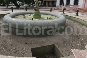 ELLITORAL_91193 |  Guillermo Di Salvatore Fuente del angelito. No funciona y también hay socavones y muchas roturas.