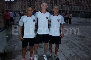 El Litoral Meli, Conti y Somaglia, con el fondo del Hotel Provincial, donde se aloja la delegación sabalera.