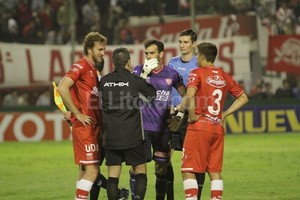 ELLITORAL_97699 | Manuel Alberto Fabatía Sánchez y Castro dialogan con el cuarto árbitro. Fue en la última fecha, en el 1-1 contra Banfield en el 15 de Abril. ¿Habrá sido el último partido de ambos en Unión?.