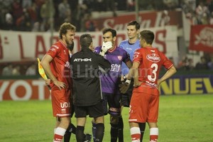 ELLITORAL_97699 |  Manuel Alberto Fabatía Sánchez y Castro dialogan con el cuarto árbitro. Fue en la última fecha, en el 1-1 contra Banfield en el 15 de Abril. ¿Habrá sido el último partido de ambos en Unión?.