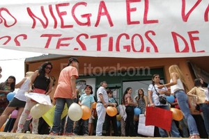 Pablo Aguirre Movilizados. Esta mañana, el matrimonio Di Terlizzi y allegados a la familia se concentraron frente a la sede de la Subsecretaría de Niñez. Los Serra, que tiempo atrás pasaron por una situación parecida y consiguieron la adopción de M.J., les dieron su apoyo.