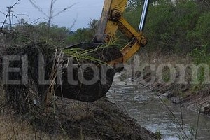 ELLITORAL_76156 |  Flavio Raina Villa Añaty. Una retroexcavadora limpió esta semana la zanja de guarda del terraplén, una cuestión clave para que el agua escurra hasta el reservorio.