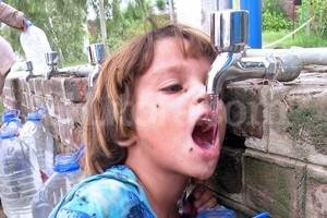 Archivo El Litoral. En Santa Fe, se consume cuatro veces más agua que lo recomendado por estándares internacionales. Y en algunas zonas de Medio Oriente, el líquido vital escasea y debe consumirse casi a cuentagotas.