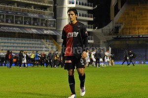 ELLITORAL_73839 |  Matías Nápoli. Más solo que nunca... se va Prediger de una desierta Bombonera. Atrás, jugadores y auxiliares le ponen algo de marco a un cuadro que pintó la triste realidad de jugar un partido sin público en un escenario que, casi siempre, está lleno. Fue la victoria más  amarga  de la historia de Boca.