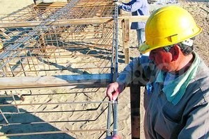 Mauricio Garín. Los obreros están armando las estructuras de hierro, que sostendrán por dentro a los tres símbolos.