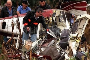 Archivo El Litoral 15 de marzo de 1995. Conmoción por la noticia de la muerte del hijo del entonces presidente de la Nación, Carlos Menem, junto al corredor Silvio Oltra.