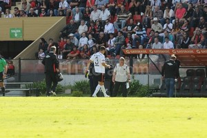 Mauricio Garín Se va sin que lo echen. Gerardo Alcoba, lesionado en el partido contra San Lorenzo en Santa Fe, está en condiciones de ser tenido en cuenta por el cuerpo técnico de Colón que conduce Pablo Javier Morant. En la foto, el que va al cruce del uruguayo es el Pitufo Marcelo Grioni, ayudante de campo de Sensini en el ex comando técnico sabalero.