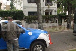 ELLITORAL_81668 | Agencia Rosario / El Litoral Custodia. Un móvil de la policía provincial y una camioneta de Gendarmería nacional hacen guardia esta mañana frente a la baleada residencia del gobernador Antonio Bonfatti.