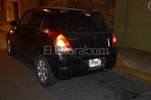 Periodismo Ciudadano Ayer, en pleno centro, un caballo desbocado se soltó del carro en el que trasladaba a tres chicos de barrio Barranquitas, impactó contra una casa y un auto, y casi provoca una tragedia.
