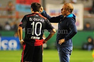 ELLITORAL_69197 |  Archivo El Litoral EL MARINERO Y EL CAPITAN. El conductor del barco llamado Colón es Roberto Sensini y otra vez será Lucas Mugni el marinero más habilidoso para intentar lastimar a Estudiantes de La Plata, a las cinco de la tarde del sábado en el Cementerio de los Elefantes.