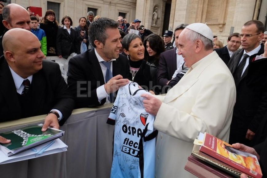 ELLITORAL_91590 |  Facebook de Leandro Busatto El diputado del Frente Para la Victoria entregó una camiseta de Colón firmada por los jugadores del plantel.