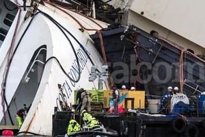 ELLITORAL_79935 |  ANGELO CARCONI Operarios trabajan intentando enderezar el Costa Concordia en la isla de Giglio en Italia