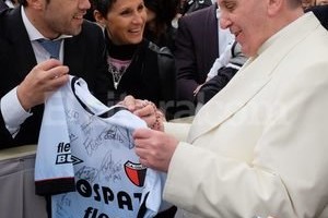 Archivo El Litoral El momento en el que el diputado santafesino el entregó la camiseta de Colón firmada por todo el plantel. El papa Francisco le hizo el comentario futbolero y luego le pidió:  Rezá por mí .