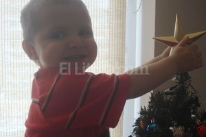 ELLITORAL_74454 | Gentileza Cecilia Carrieres En familia. Juan Ignacio Bergamasco junto a su mamá Cecilia y su papá Francisco. Este nene de dos años y medio ya fue trasplantado y ahora está nuevamente en lista de espera.