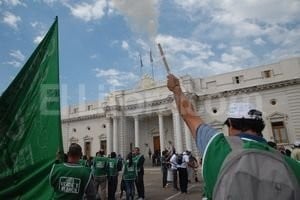 ELLITORAL_80964 |  Flavio Raina. Aval. Quienes trabajan en locales comerciales se manifestaron a favor de la ley que prohíbe abrir los negocios los domingos.