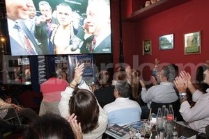 ELLITORAL_93840 |  Remigio Bouquet Los santafesinos, en la Chopería, junto a El Litoral y C&D, mirando la pelea.