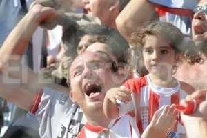 Mauricio Garín El Tate se lleva en la sangre. Este registro gráfico es del entretiempo, cuando los hinchas de Unión utilizaron el descanso para gritar más fuerte que nunca por el equipo de sus amores. En las tribunas del 15 de Abril, el padre grita con la niña en brazos. Porque el Tate lo quiero, lo vengo a alentar... En las buenas... Y en las malas mucho más fue el canto de guerra en medio del dolor por esta campaña. Emocionante.