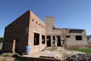 Amancio Alem. 50 %. La casa de la familia Henchoz es una de las primeras que se empezó a construir con esta línea de crédito, en noviembre pasado. Por estos días espera al auditor del Banco Hipotecario para que les habiliten el tercer desembolso de dinero.