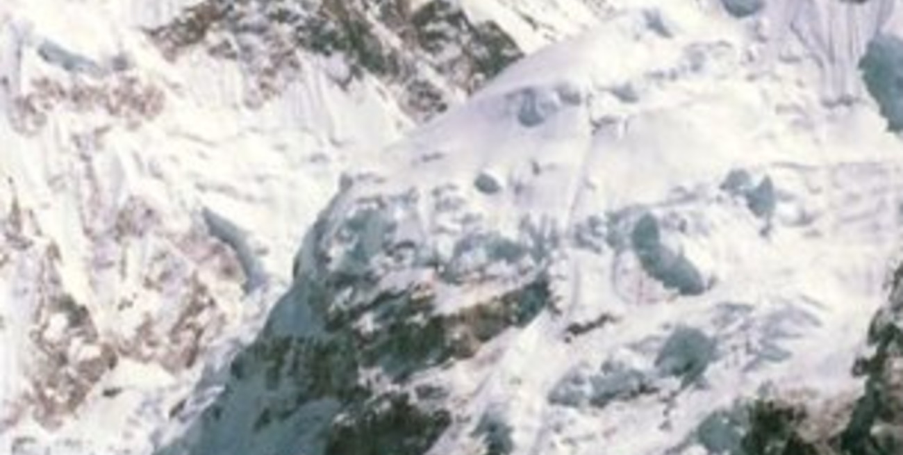 Al menos 12 muertos por un alud en el Everest