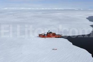Archivo El Litoral/DEAN LEWINS Foto de archivo de la expedición de 2012 que encontró la cabaña del explorador Douglas Mawson en la Bahía de la Commonwealth en la Antártida