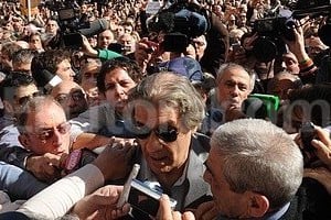 Telam Víctor Hugo Morales, como una estrella de rock, redobla ante la prensa su ataque contra Magnetto rodeado de militantes.