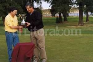 ELLITORAL_82046 |  Archivo El Litoral Esteban Baragiolaera jugador de golf. En el 2005 ganó el 1er premio de un torneo disputado en el Campo de Golf del Country Los Molinos. Esteban, de remera amarilla, recibe la copa.