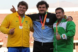 ELLITORAL_90967 |  EFE Germán Lauro en lo más alto del podio de bala, flanqueado por el brasileño Darlan Romani y el boliviano Aldo González, quienes obtuvieron las preseas de plata y bronce, respectivamente.