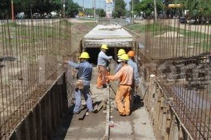 Guillermo Di Salvatore La empresa reconoce las demoras. Por estos días, está construyendo una alcantarilla paralela a la Ruta 1, a la altura del kilómetro 3.