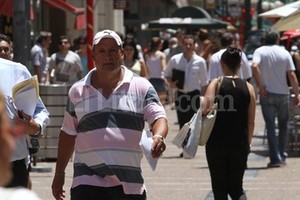 Mauricio Garín Como cada año, la zona de la Peatonal cambia su fisonomía. Además, el centro comercial a cielo abierto sobre A. del Valle incrementa su movimiento.